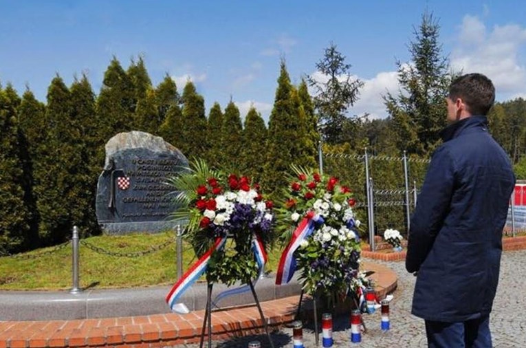 Ressler se na Bleiburgu poklonio pred spomenikom poginulim ustašama