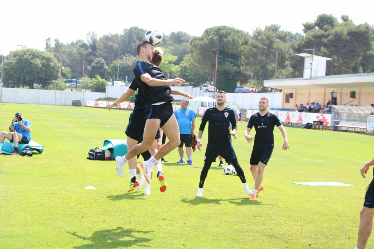 DONOSIMO SLIKE S POČETKA PRIPREMA Trening reprezentacije pred krcatim tribinama u Rovinju