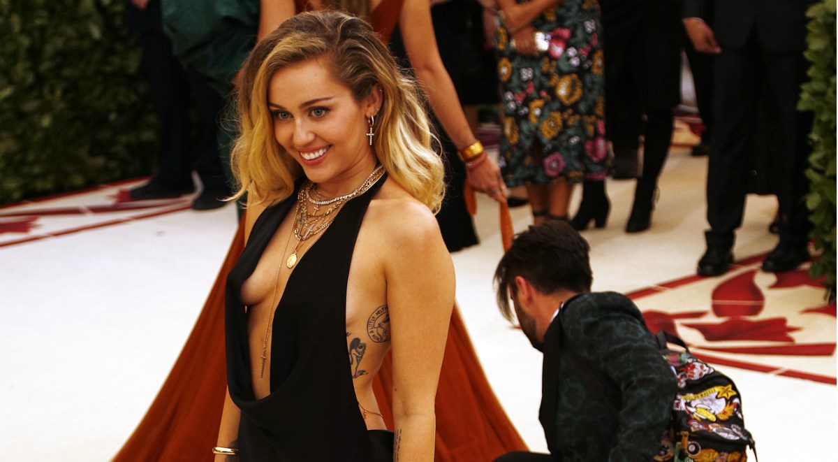 Sama svoja inspiracija: Miley Cyrus rekreirala vlastiti outfit iz devedesetih
