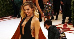 Sama svoja inspiracija: Miley Cyrus rekreirala vlastiti outfit iz devedesetih