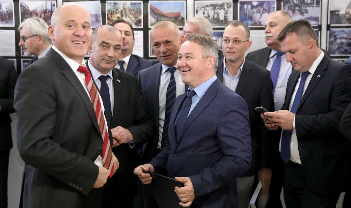 Desničari došli na izložbu o Vukovaru. Što im je smiješno?