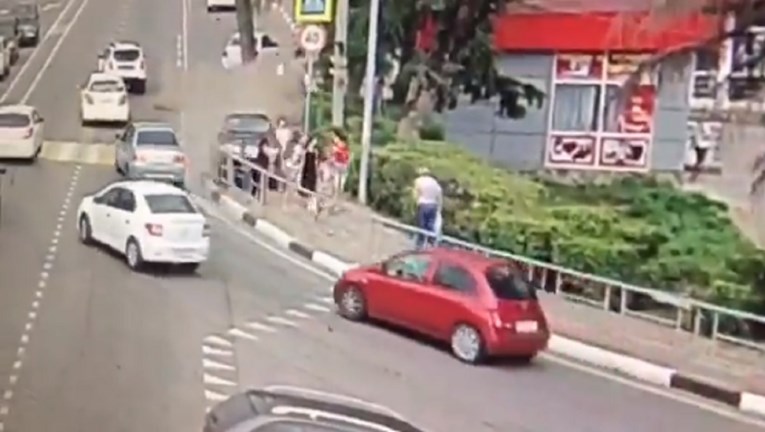 Uznemirujuća snimka: Punom brzinom se zabio u pješake u Sočiju, ubio muškarca