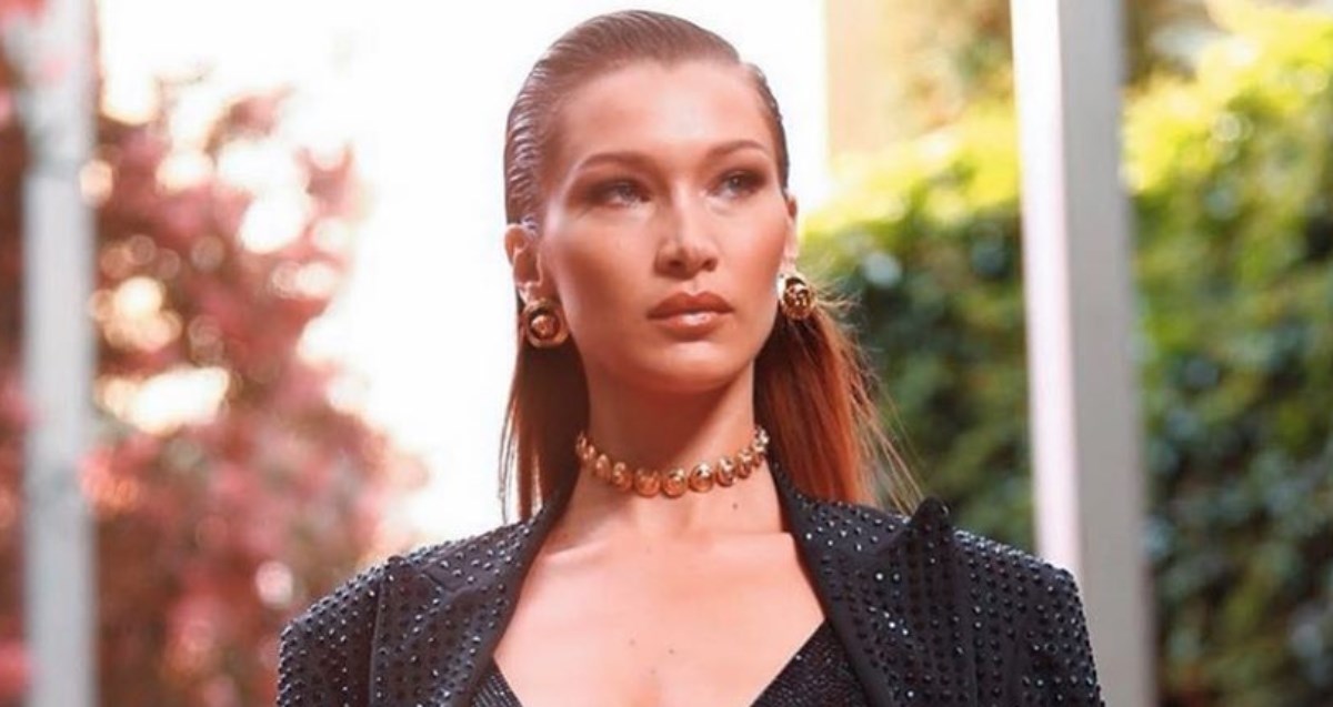 Novi trend? Bella Hadid ispod muškog odijela nosi kupaći kostim