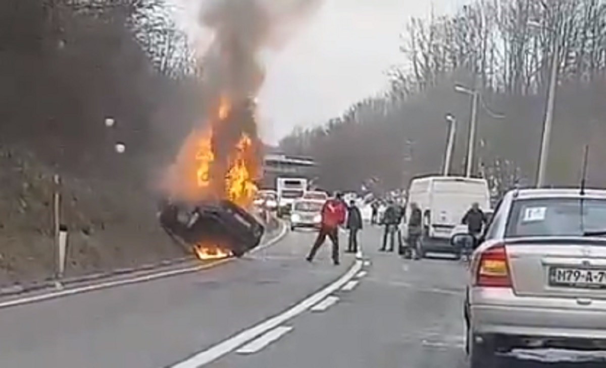 VIDEO U Banjoj Luci se zapalio auto zagrebačkih registracija, vozač živ izgorio