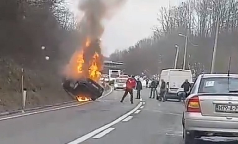 VIDEO U Banjoj Luci se zapalio auto zagrebačkih registracija, vozač živ izgorio