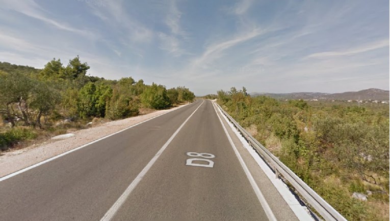 Auto sletio s Jadranske magistrale kod Pirovca, poginuo muškarac