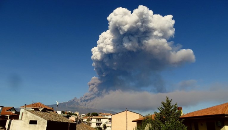 VIDEO Etna eruptirala, izbacuje dim, zatvoren aerodrom. Zabilježeno 130 potresa