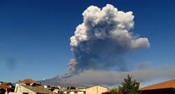 VIDEO Etna eruptirala, izbacuje dim, zatvoren aerodrom. Zabilježeno 130 potresa