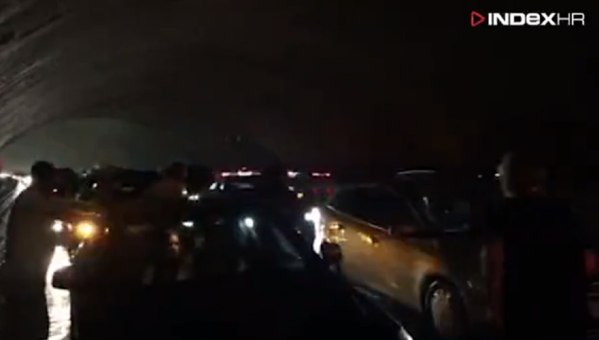 VIDEO Ovako izgleda vožnja autocestom po oluji. Vozači se skrivali u tunelima