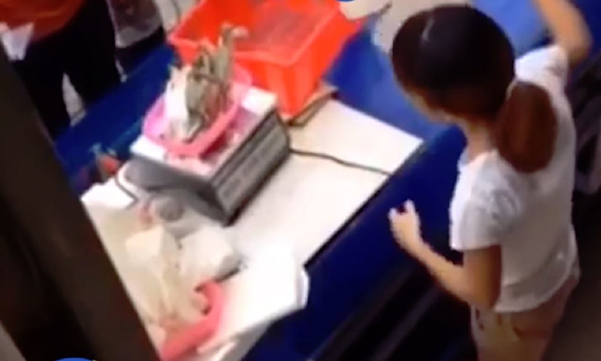 Kamera otkrila način na koji prodavačica vara svoje kupce na tržnici