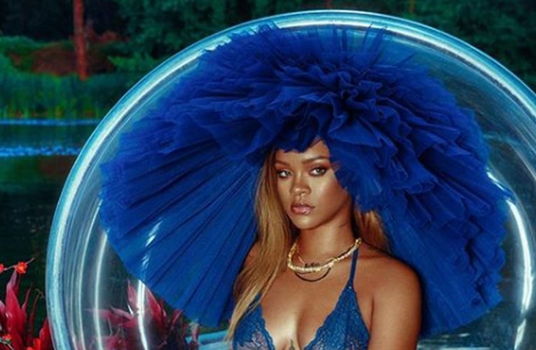 FOTO Rihanna pokazala grudi i guzu u prozirnom donjem rublju