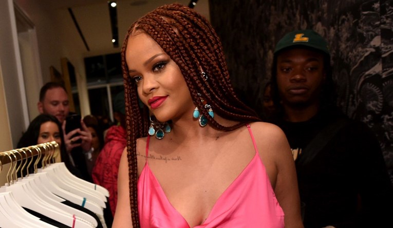 Rihanna se na reviji pojavila u pripijenoj haljinici i svima pokazala bradavice