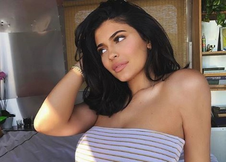 Bit će vam jasno da operacije čine čuda kad vidite kako je Kylie Jenner izgledala 2009.