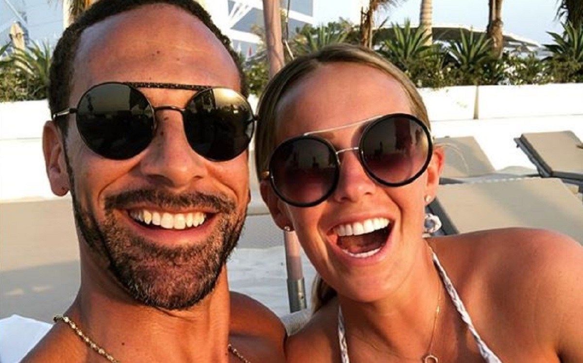 Dok Rio Ferdinand kuje planove o vjenčanju, njegova djevojka pokazuje bujno poprsje