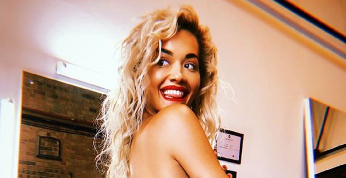 Rita Ora pozirala u toplesu i pokazala ogromnu tetovažu