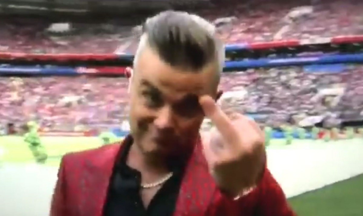 Robbie Williams tijekom nastupa na otvaranju SP-a pokazao srednji prst u kameru: "Kakav idiot"