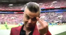Robbie Williams tijekom nastupa na otvaranju SP-a pokazao srednji prst u kameru: "Kakav idiot"