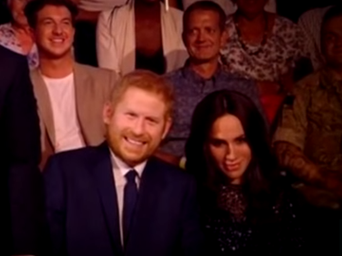 Zbog čudnog izraza lica ekipa pomislila da je Meghan zamijenjena robotom, onda je otkrivena istina
