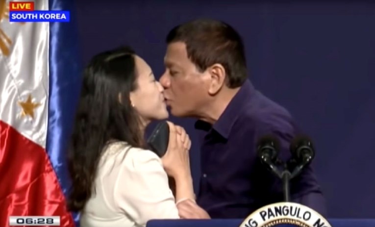 Filipinski predsjednik poljubio ženu na pozornici i zgrozio javnost