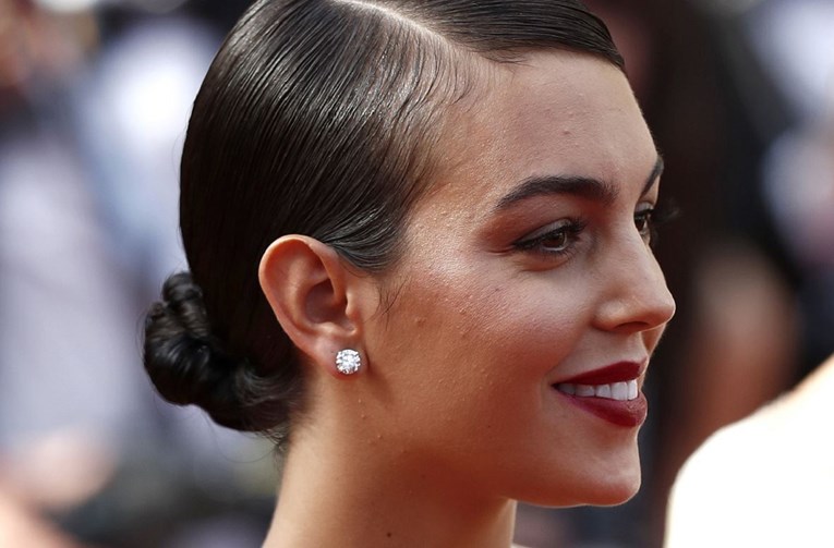 Georgina Rodriguez krala poglede u Cannesu u opasno dekoltiranoj haljini