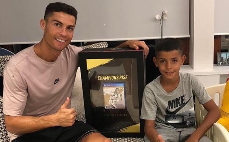 Ronaldo je dobio prvi primjerak FIFA-e 19 na svijetu