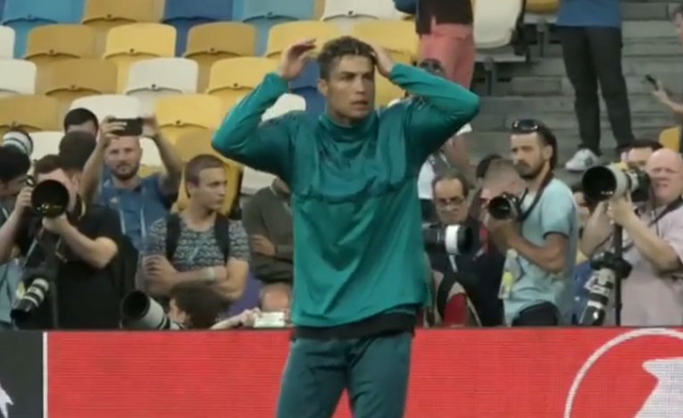 Ronaldo na treningu razbio glavu kamermanu, pa mu darovao dres