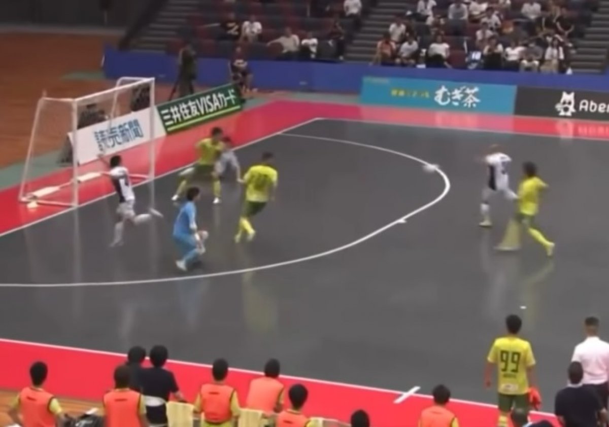 Pogledajte majstorije Roberta Carlosa na futsalu