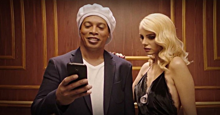 VIDEO Ronaldinho zapeo u liftu u Beogradu pa propričao srpski