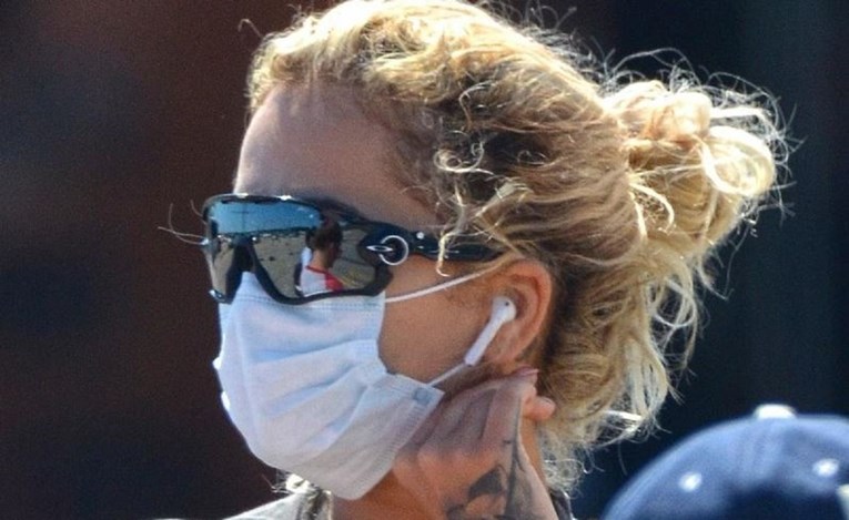 Rita Ora stigla u Pulu: Skrivala se ispod sunčanih naočala i maske, no nešto ju je odalo