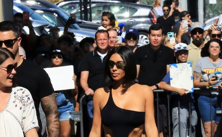 Kim Kardashian hvali se sitnim strukom u uskim hlačama i minijaturnom topiću