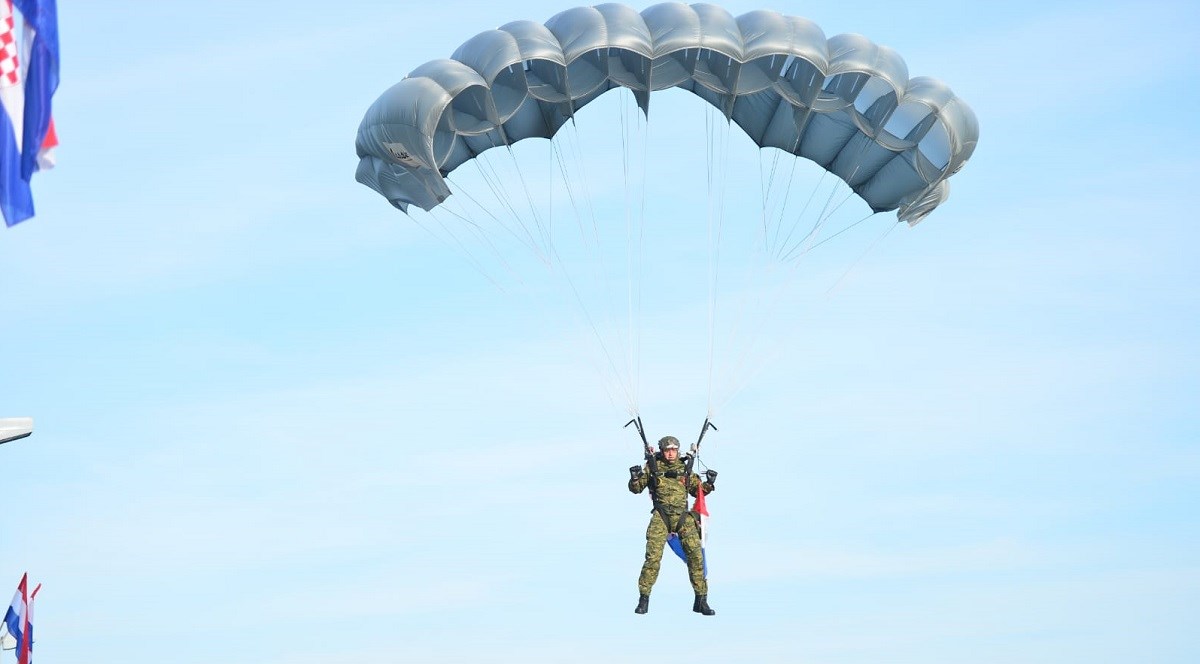 Avioni, helikopteri i tenkovi: Pogledajte generalnu probu vojske na Jarunu