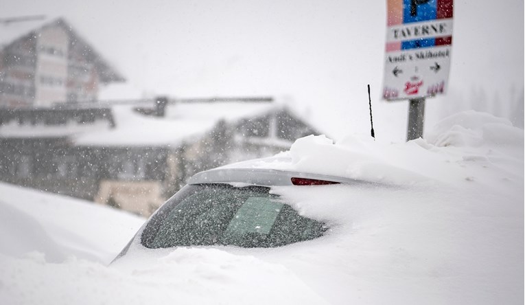 Sve više mrtvih, dijelovi Austrije pod 10 metara snijega. Slijede najteži sati