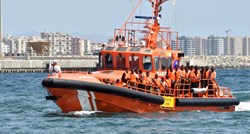 Deseci migranata se popeli na brod u Calaisu, policija uhvatila većinu