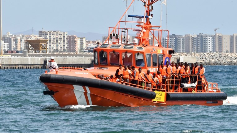 Deseci migranata se popeli na brod u Calaisu, policija uhvatila većinu