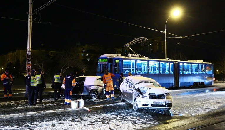 VIDEO U Zagrebu se sudarila dva auta i dva tramvaja