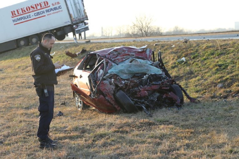 FOTO Mladić poginuo u sudaru s kamionom kod Čakovca, auto je smrskan