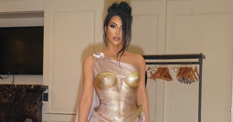 Kim Kardashian izgleda poput grčke božice u dvije spektakularne haljine