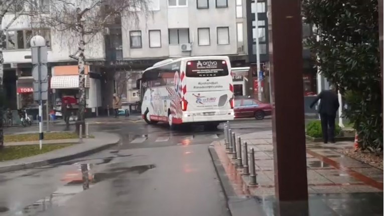 VIDEO Hrvatski rukometaši stigli u Zagreb, Červar ih odmah postrojio na sastanku