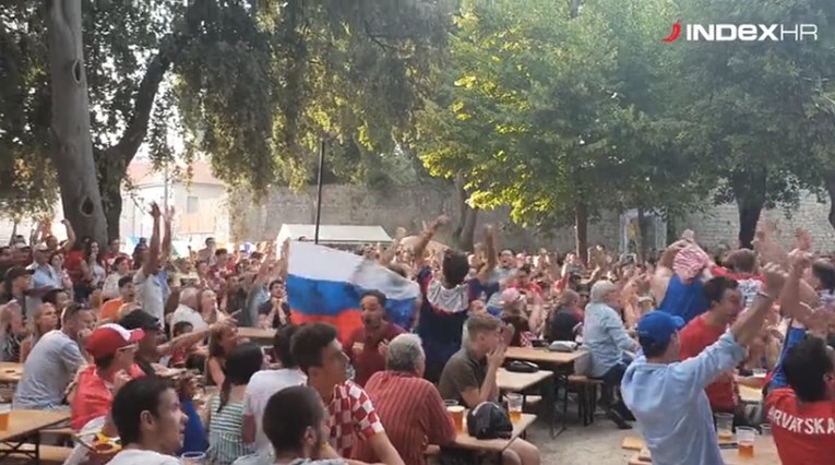 Ruski turisti slave u Splitu, pridružio im se cijeli Đardin, pogledajte video