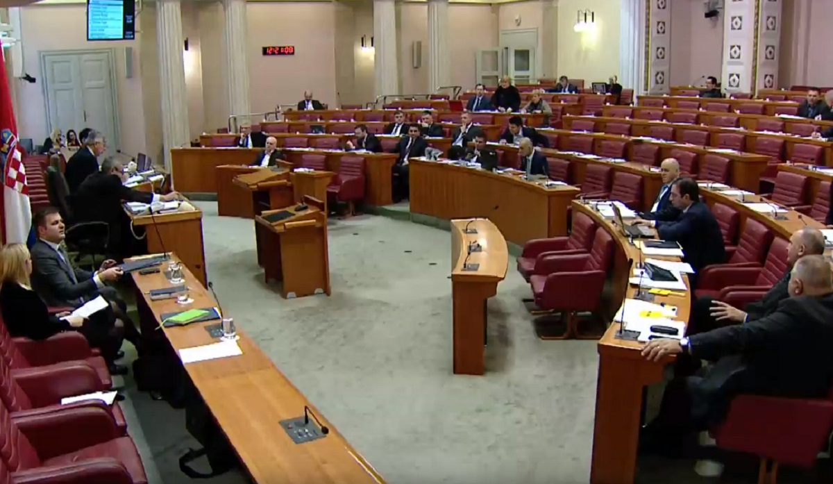 U saboru se žestoko svađaju zbog Ine, Bulj kidao papire
