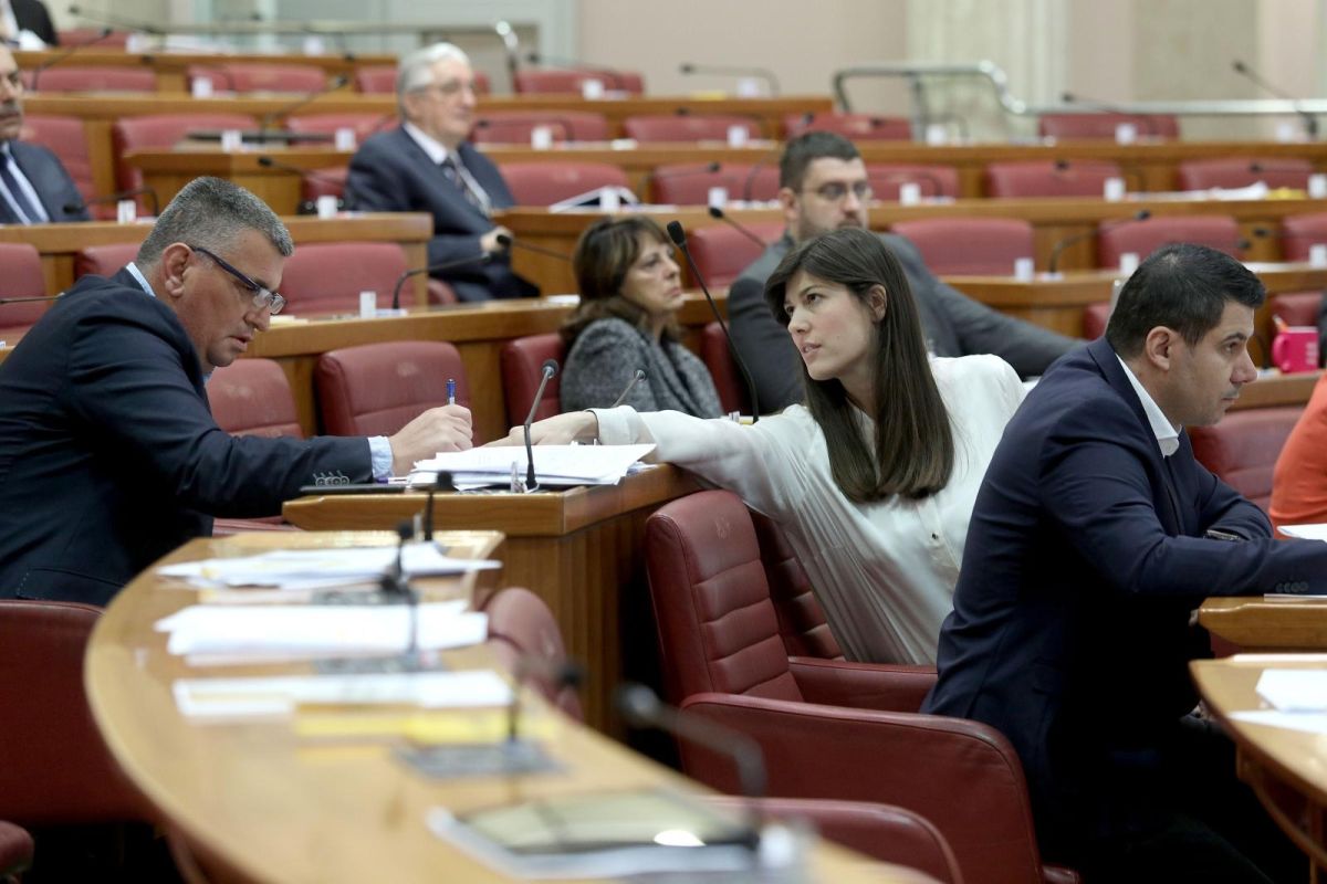 Sabor će trajati cijelu noć, HDZ-ovci i mostovci se svađaju u praznoj dvorani