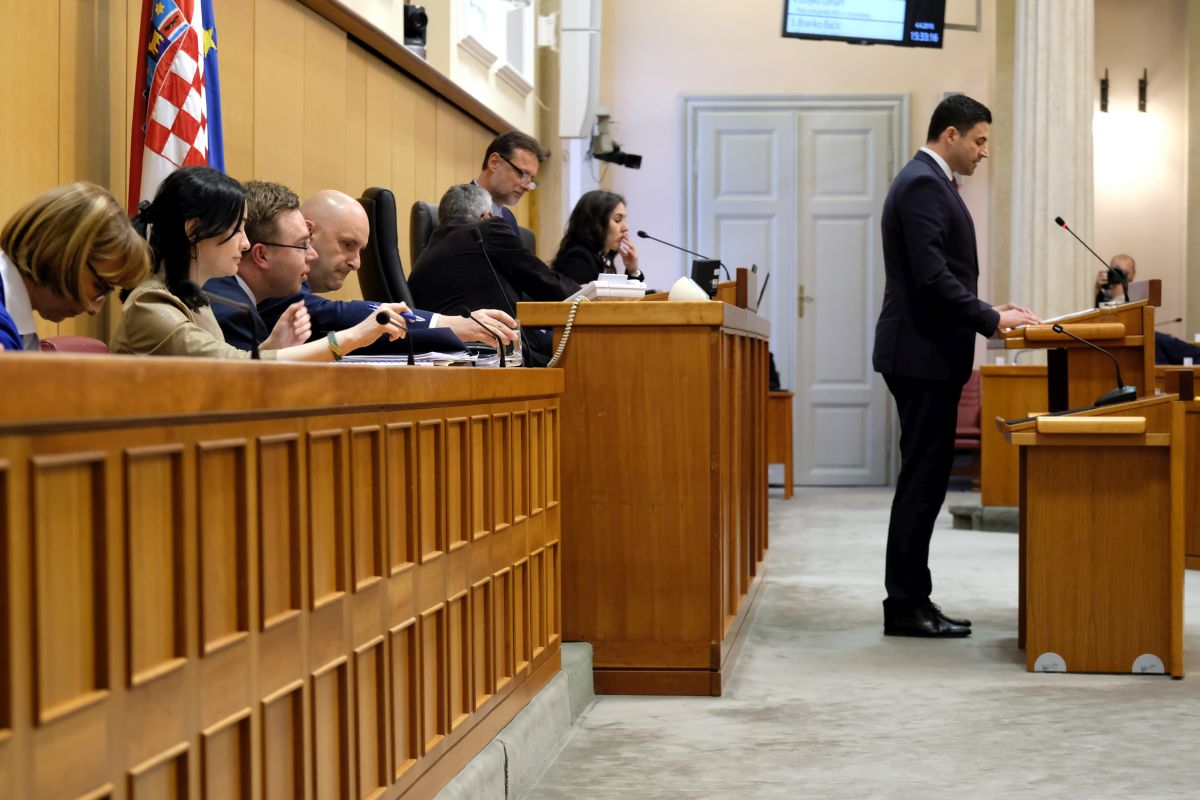 U saboru raspravljali skoro do dva ujutro, svađali se čija je vlast bila gora