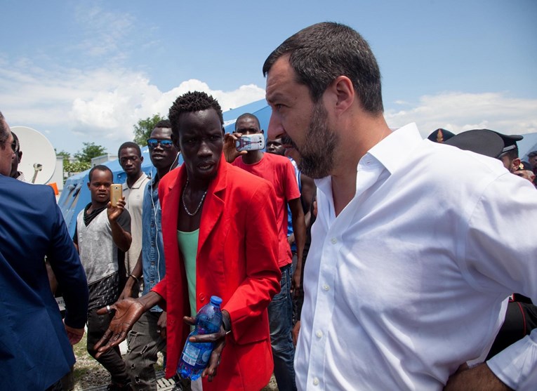 Povjerenik za migracije poručio Italiji: "Tko napada EU, puca sam sebi u nogu"