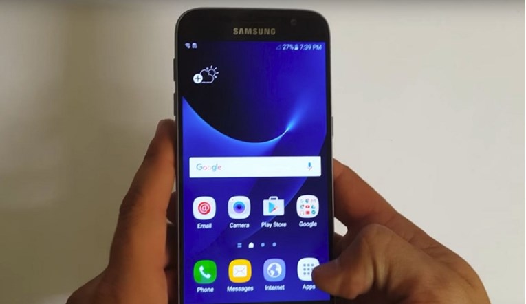 Korisnici Samsunga paničare jer im mobiteli sami šalju fotke ljudima, evo što napraviti