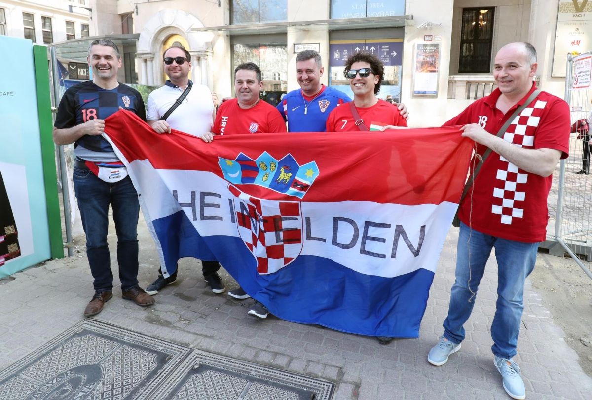 VIDEO Hrvatski navijači stigli u Mađarsku, ludnica je u Budimpešti