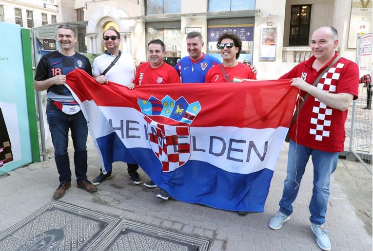 VIDEO Hrvatski navijači stigli u Mađarsku, ludnica je u Budimpešti
