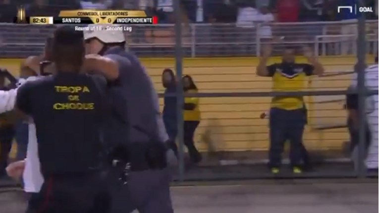 Kaos u Brazilu: Navijači Santosa prekinuli utakmicu i mlatili se s policijom