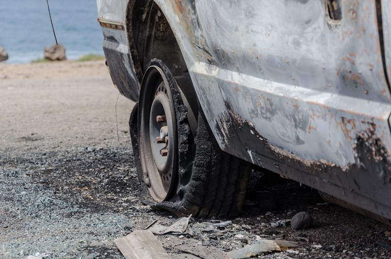 Tri maloljetnika u Zadru razbili izlog, provalili na brod, pili pa zapalili auto