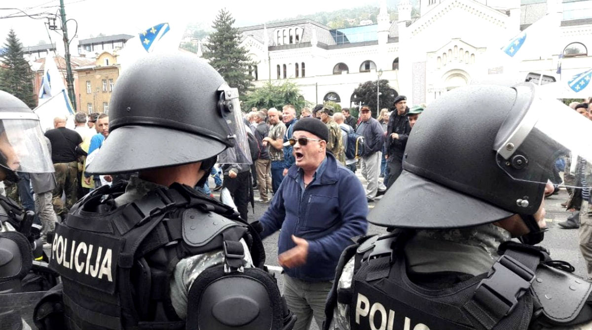 VIDEO Veterani se u Sarajevu sukobili s policijom, bačen suzavac