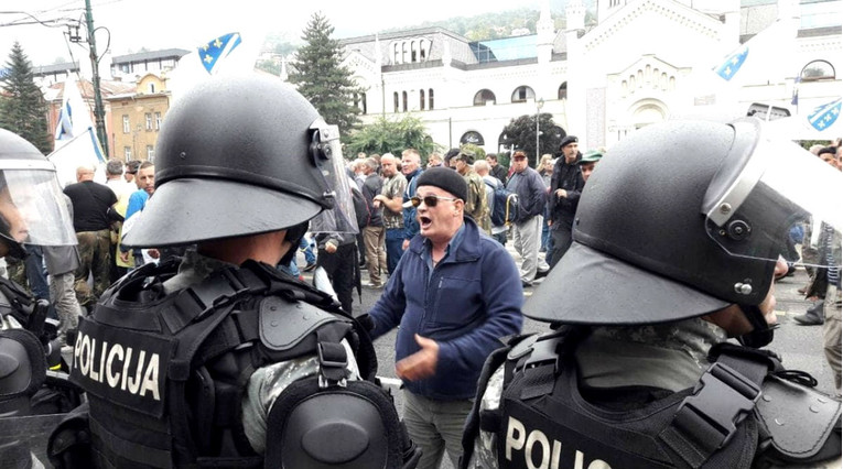 VIDEO Veterani se u Sarajevu sukobili s policijom, bačen suzavac